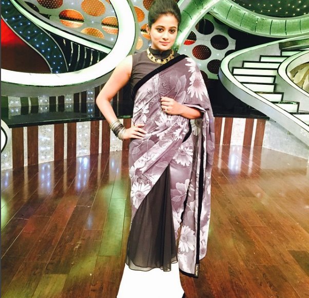 इस साल (2016) प्रियामणि उस वक्त विवादों में घिर गई थीं जब उन्होंने केरल के एर्नाकुलम में 28 अप्रैल को दलित छात्रा के साथ सामूहिक दुष्कर्म पर ट्वीट करते हुए कहा था कि लड़कियां भारत में सुरक्षित नहीं हैं और उन्हें (लड़कियों) को देश छोड़ देना चाहिए। (फोटो - प्रियामणि इंस्टाग्राम)