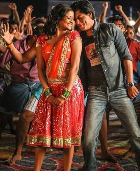 इसके अलावा 2013 में शाहरुख खान और दीपिका पादुकोण की फिल्म 'चेन्नई एक्सप्रेस' में प्रियामणि एक आइटम सॉन्ग में नज़र आई थीं। (फोटो - प्रियामणि इंस्टाग्राम)