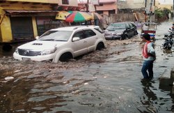 उत्तर भारत में भारी उमस, बारिश के बाद उत्तर प्रदेश में नदियों का जलस्तर बढ़ा