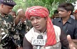 संगीत सोम को पुलिस ने थमाया नोटिस, रोकनी पड़ी यात्रा, BJP विधायक ने कहा- कैराना को कश्मीर नहीं बनने देंगे