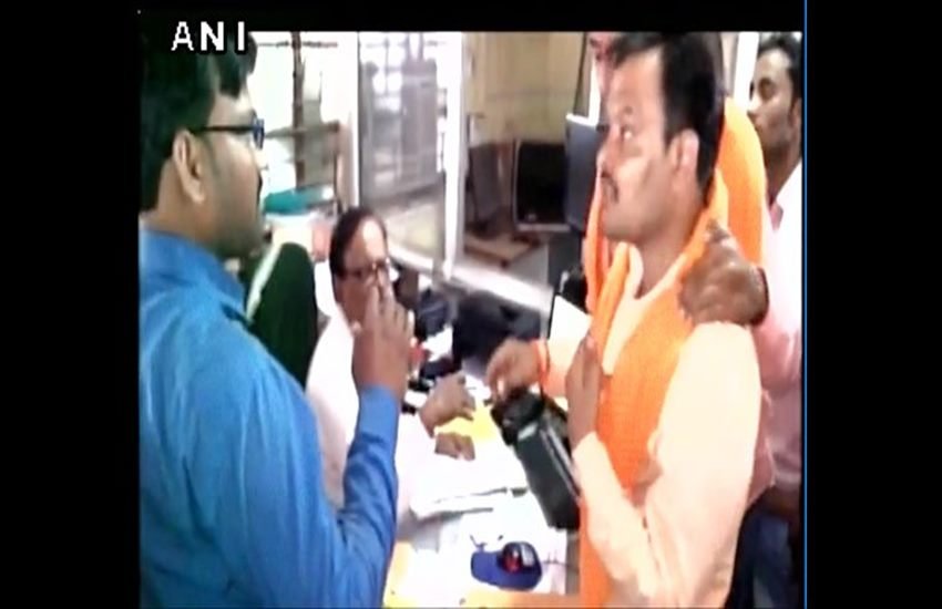 shiv sena, shiv sena leader slapping, shiv sena slapm, maharashtra, shiv sena video