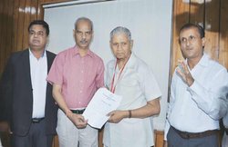 रिटायर IAS को 47 साल की कानूनी जंग के बाद मिला गोल्ड मेडल, LLB में किया था टॉप