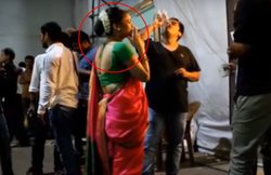 सेट पर सिगरेट फूंकते पकड़ी गईं कपिल शर्मा की ऑनस्‍क्रीन वाइफ सुमाेना चक्रवर्ती