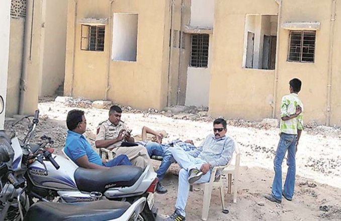 गुजरात के स्कूलों में बच्चों को बांटी गई भारत माता और दीनदयाल उपाध्याय की तस्वीरों वाली कॉपियां