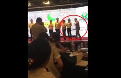 VIDEO: अच्‍छा काम नहीं किया तो मैनेजर ने उठाई छड़ी और स्‍टेज पर ही शुरू कर दी पिटाई