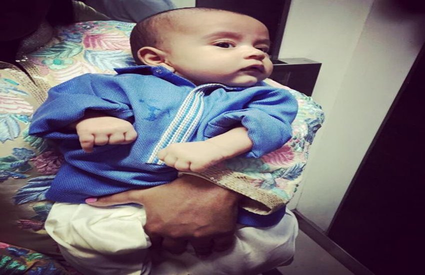 अभी से डिजाइनर ड्रेस पहन रहे हैं आहिल