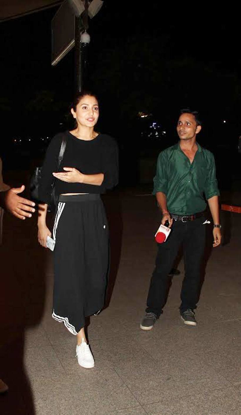 anushka sharma, virat kohli, anushka virat, anushka sharma virat kohli, ansuhka virat pics, anushka virat date pics, anushka virat photos, anushka sharma virat kohli photos, sultan, salman khan, anushka sharma news, virat kohli news, entertainment news