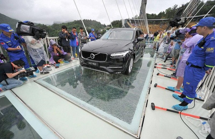 चीन के हुनान प्रांत में विश्व के सबसे लंबे और ऊंचे कांच के पुल के सुरक्षा परीक्षण के लिए चीनी अधिकारियों ने सोमवार (27 जून) को उस पर दो टन वजन के ट्रक को चलाया और यह परीक्षण सफल रहा। इस पुल को अगले महीने खोला जाना है। (Photo Source: AP)