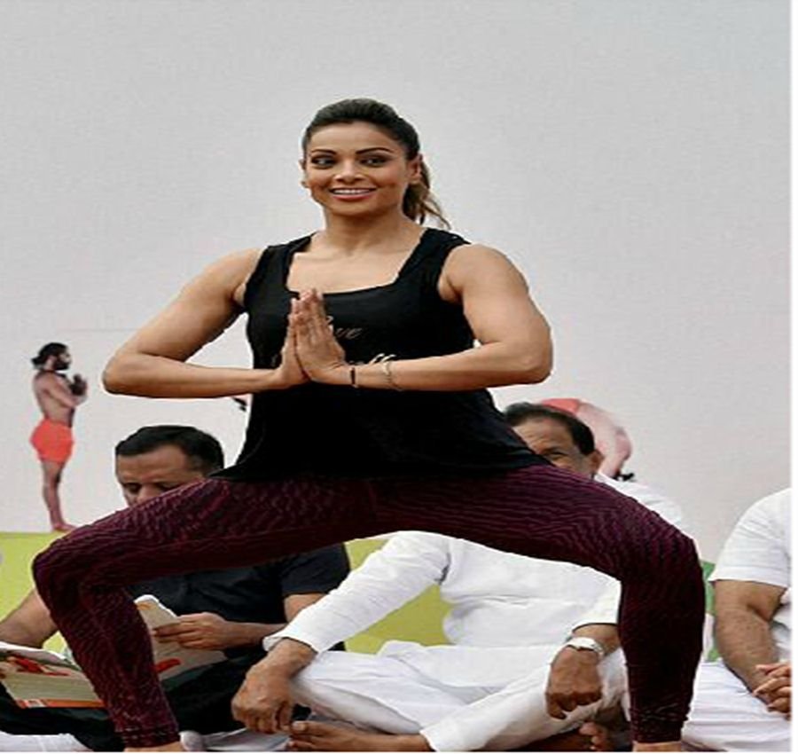 yoga day, #yogaday, international yoga day, yoga day, bipasha basu, karan singh grover, bipasha yoga day, bollowood yoga day, karan bipasha, bipasha karan pics, bipasha karan yoga day, international yoga day celebration, international yoga day news, entertainment news