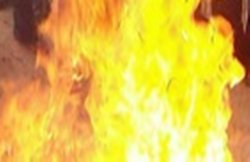 पत्नी मायके से नहीं लौटी तो बेटी पर मिट्टी का तेल डालकर लगा दी आग, पिता गिरफ्तार