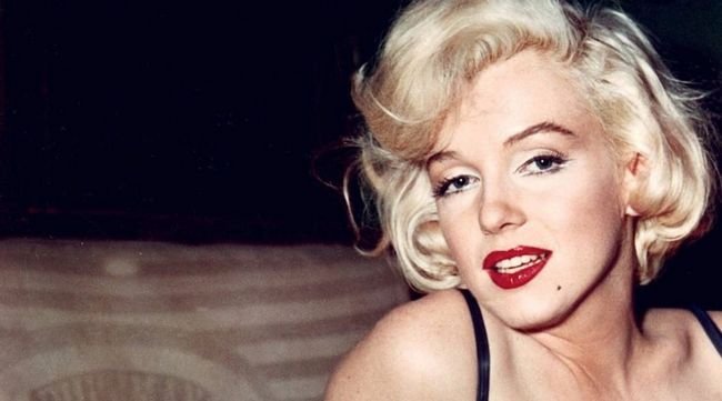 2. चिन (ठुड्डी) पर तिल – चिन पर तिल वाले लोगों को बहुत भाग्यशाली माना जाता है। यह भी कहा जाता है कि ऐसे लोगों को नाम, धन और शोहरत कमाने के लिए ज्यादा मेहनत नहीं करनी पड़ती है।