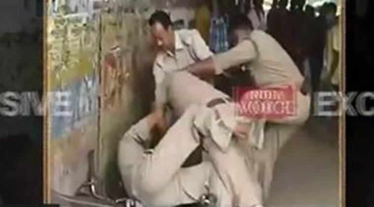 up cops, cops fight, police fight, policemen fighting, cops fight on road, cops bribe fight, lucknow