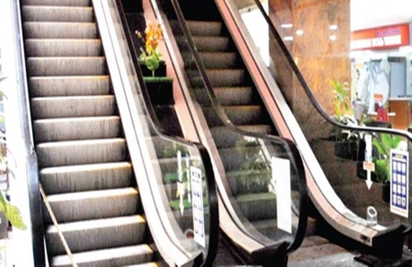 CISF, Constable, Saved girl, 10 year old girl, falling from escalator, delhi metro, metro station, video