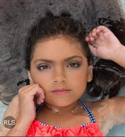 फराह ने अपनी सात साल की बेटी का एक बिकनी फोटोशूट कर इसे इंस्टाग्राम पर शेयर किया था