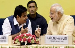 विमान में साथ गए, पर पहले उतरकर पीएम मोदी के स्वागत के लिए खड़े हो गए नितिन गडकरी