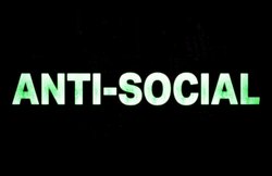 Antisocial बिहेवियर का पता लगाने के लिए 15 साल के लड़के को पहनाया GPS टैग
