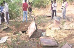 चित्तौड़गढ़ में कब्र खोदकर निकाले 12 मुर्दे, 2 के सिर गायब