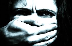 जनसत्ता रविवारी में मनीषा सिंह का लेख : पांव बांधतीं जंजीरें