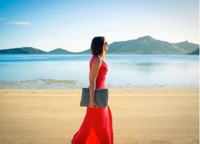 रेड ड्रेस में बेहद हॉट लग रही हैं इलियाना