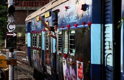 IRCTC: अब रेल किराए में छूट पर गाज गिराना चाहती है मोदी सरकार, सबसे पहले बुजुर्ग निशाने पर