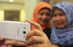 सेल्फी लेने से भी आप पड़ सकते हैं बीमार, हो सकती है स्किन प्रॉब्लम