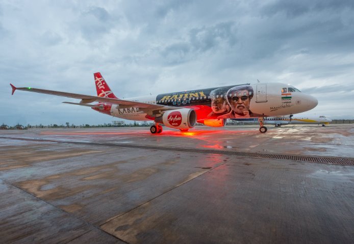 फिल्म के गाने नेरुपुदा (इट्स फायर) की सक्सेस को सेलिब्रेट करते हुए एयर एशिया ने भी फ्लाइट को चमकने वाला ऐस लुक दिया है जो दूर से लाल आग की तरह दिख रहा है