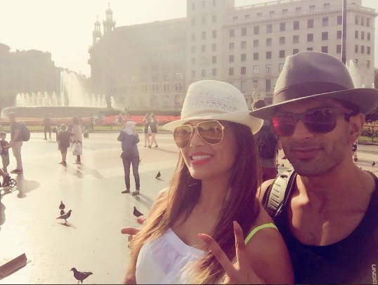 बार्सिलोना में खूब मस्ती कर रहा है ये कपल