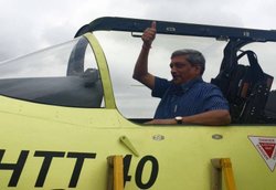 HAL HTT-40: भारत में बने ट्रेनर एयरक्राफ्ट की पहली उड़ान, कॉकपिट में बैठ पर्रिकर ने भी उठाया लुत्‍फ