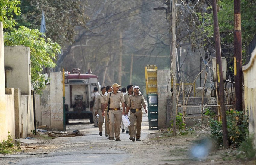 Mathura, Mathura clashes, Mathura violence, Akhilesh Yadav, Violence in Mathura, mathura netaji club, mathura clashes netaji group, Mathura violence politics, Mathura deaths, UP clash, uttar pradesh clash, mathura clash,cult children, satyug, Jawahar Bagh by activists, azad bharat vidhik Vaicharik Kranti Satyagrahi, policeman dead, dead policeman, mathura police dead, uttar pradesh news, india news