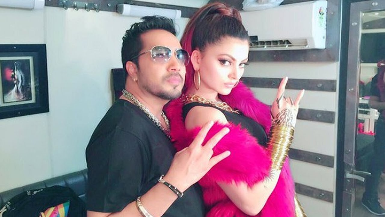 Bollywood, photoshoot, urvashi rautela, wardrobe malfunction