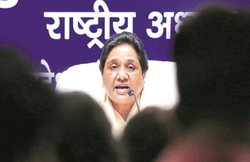 MP: ऑफिसर ने मायावती की ‘मिस यूनिवर्स’ के ताज के साथ FB पर पोस्ट की फोटो, शिकायत दर्ज