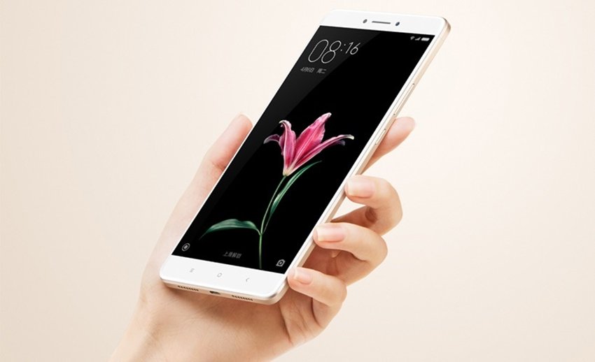 भारत में फोन के दो वेरिएंट लांच हुए हैं। पहला 3 जीबी रैम, 32 जीबी स्टोरेज और स्नैपड्रैगन 650 प्रोसेसर के साथ होगा, वहीं दूसरा 4 जीबी रैम, 128 जीबी स्टोरेज और स्नैपड्रैगन 652 प्रोसेसर से लैस होगा। 3 जीबी रैम वाले वैरिएंट की कीमत 14,999 रुपए और 4 जीबी रैम वाले वैरिएंट की कीमत 19999 रुपए है।