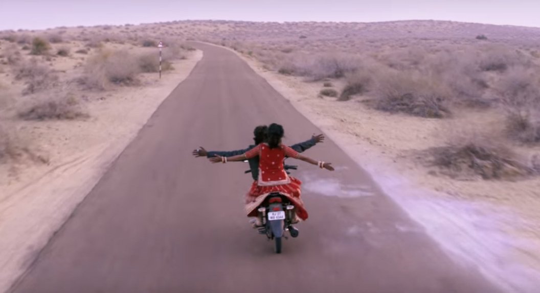 ट्रेलर में इस फिल्म के दो हिस्सों के अलग-अलग सीन्स को दिखाया गया है, इसे आप एक पुरानी कहानी का मॉडर्न अडैप्टेशन कह सकते हैं