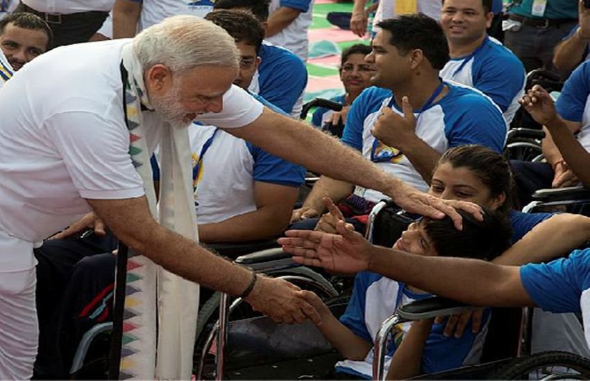 विकलांग बच्चों से मिलते पीएम मोदी (Agency)