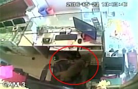 Monkey, jewelry shop, Rs. 10,000 cash