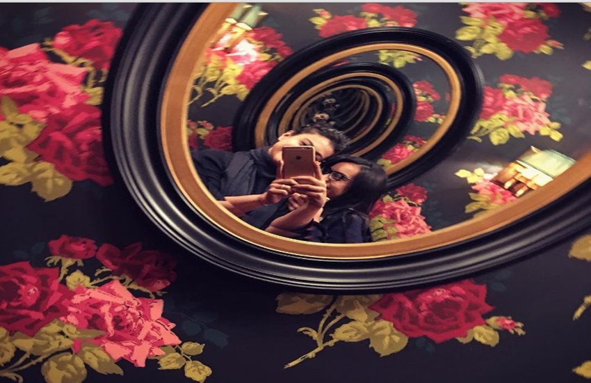 वेकेशन के लिए लंदन गई काजोल ने शेयर की बेटी के ऑसम लुक की तस्वीर