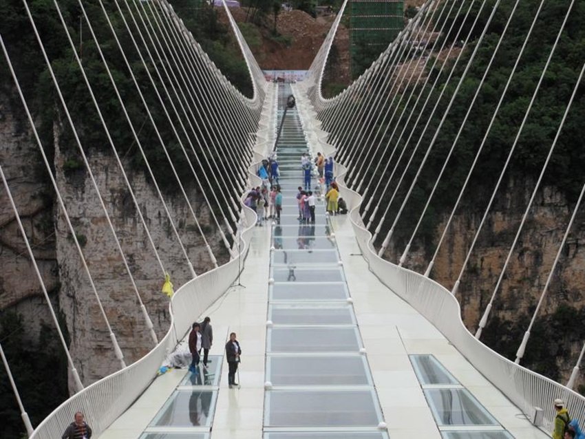 यह पुल जमीन से 300 मीटर की ऊंचाई पर बनाया गया है। इसके बाद सरकारी संवाद समिति शिन्हुआ की रिपोर्ट के मुताबिक दस और लोगों ने कांच को तोड़ने का प्रयास किया लेकिन तल पर कुछ निशान तो हुए लेकिन कांच नहीं टूटा। (Photo Source: REUTERS)