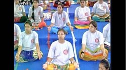 Yoga Day: मोदी के गढ़ में 2,000 गर्भवती महिलाओं ने योग कर बनाया रिकॉर्ड