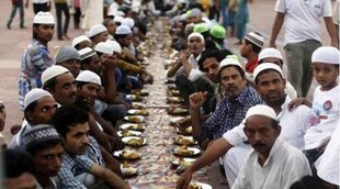Congress, Roza Iftar party, Lucknow, minority department, Muslim community, Assembly elections, AICC general secretary, Ghulam Nabi Azad, Nirmal Khatri, All Indian Congress Committee, up elections