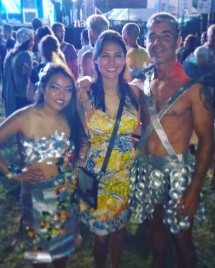 ये koh tao फेस्टिवल की तस्वीर है, इनके कॉस्ट्यूम रीसाइकल्ड कैन से बने हैं