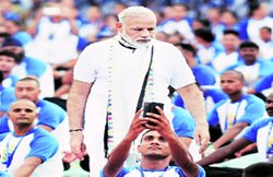 योग दिवस पर लोगों को मिला मोदी संग तस्वीरें लेने का मौका, जमकर हुआ सेल्फी योग