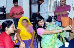 राजस्थानः महिला आयोग के सदस्यों ने ली उत्पीड़न की शिकार महिला के साथ सेल्फी, RCW मेंबर को देना पड़ा इस्तीफा