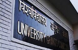 DU शिक्षकों ने निकाली UGC के नए नियमों के खिलाफ किताब रैली