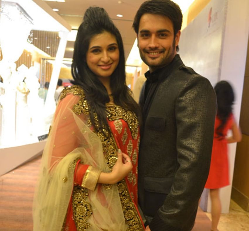 no dating clause, tv industry, television industry, love during show, ishita dutta, rishto ka saudagar baazigar, tv news, entertainment news, shakti anand, sai devdhar, raqesh vashisth, rishi dogra, gurmeet chaudhary, debina benerjee, sajeev seth, lata sabharwal, arjun punj, gurdeep kohli, hiten tejwani, gauri pradhan, vivian d sena, barkha bisht, ram kapoor, gautami gadgil