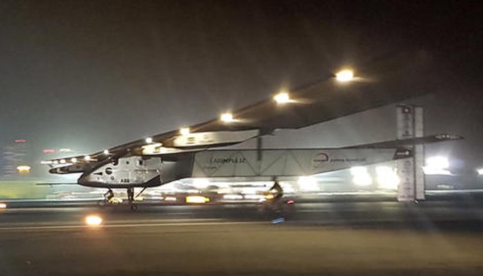 APTOPIX Mideast Solar Plane