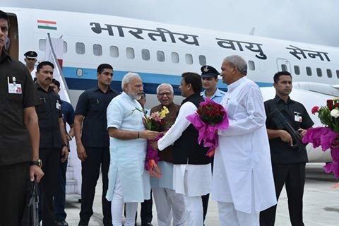 गोरखपुर पहुंचे प्रधानमंत्री नरेंद्र मोदी का स्वागत करते उत्तर प्रदेश के मुख्यमंत्री अखिलेश प्रसाद यादव।