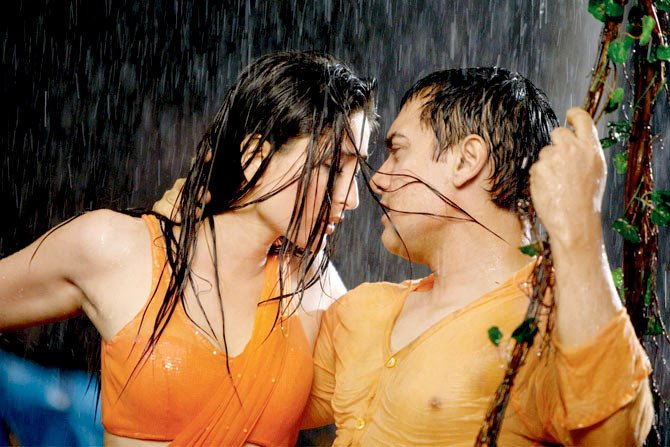 3 इडियट्स के गाने 'जूबी-डूबी' में आमिर और करीना की जोड़ी काफी नई और रिफ्रेशिंग थी साथ ही कॉस्ट्यूम के कलर कॉम्बिनेशन्स भी कमाल के थे।