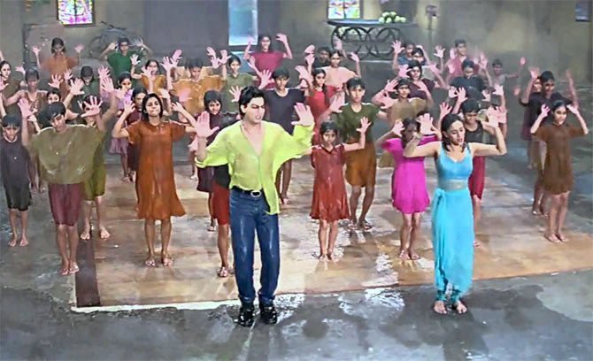 'दिल तो पागल है' फिल्म के गाने 'चक धूम धूम' में शाहरुख और माधुरी बच्चों के साथ मस्ती करते दिखते हैं।