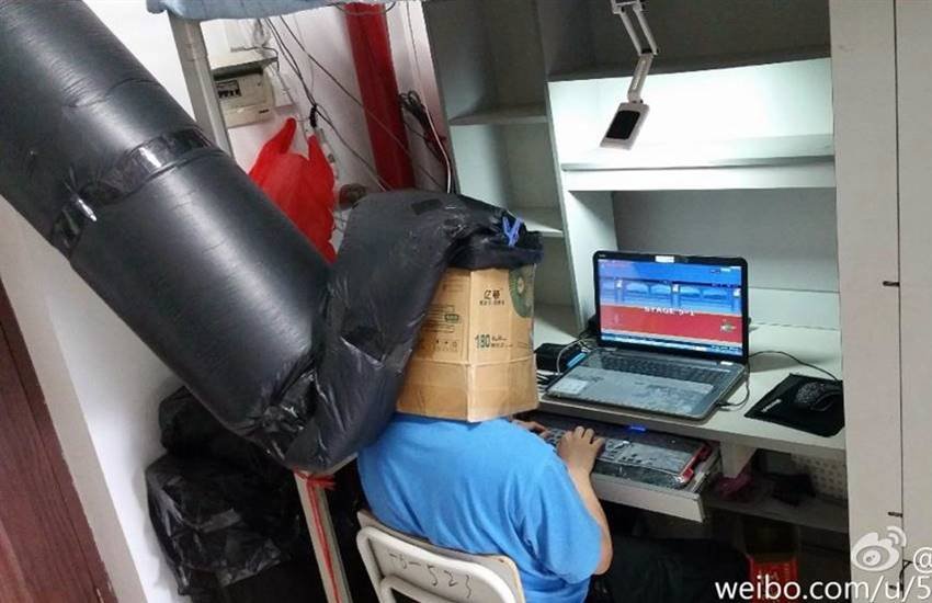 चीन के एक स्टूडेंट ने दोस्तों की सिगरेट पीने की आदत से परेशान होकर एक अनोखे जुगाड़ का इजाद किया है। उसने एक ऐसा यंत्र बनाया है जिससे वह दोस्तों के धुएं की जगह सीधे कमरे के बाहर की साफ हवा लेता है। उसके इस जुगाड़ की फोटो सोशल मीडिया पर आने के बाद स्मोकिंग ना करने वालों के पास सिगरेट पीने को लेकर विवाद शुरू हो गया है।