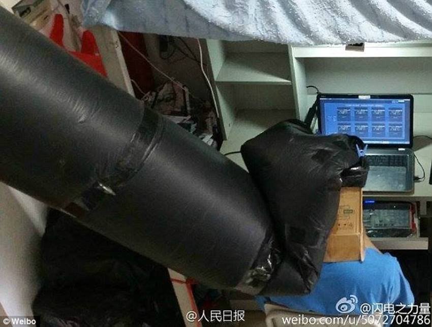 चीन के नैनिंग शहर के हॉस्टल में रहने वाला यह लड़का अपने रूममेट्स की स्मोकिंग से परेशान था, वह ना चाहते हुए भी उनकी सिगरेट में भागीदार बन रहा था। इससे बचने के लिए उसने ऐसा उपकरण बनाया जिससे वह अंदर बैठकर ही कमरे के बाहर की साफ हवा का आनंद लेता है।